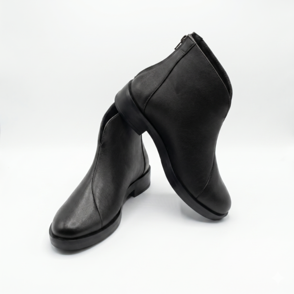The Urban Minimalist Women's Matte Black Chelsea Boot
